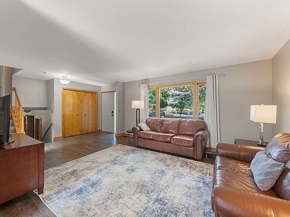 4th image of 907 Wescott Rd