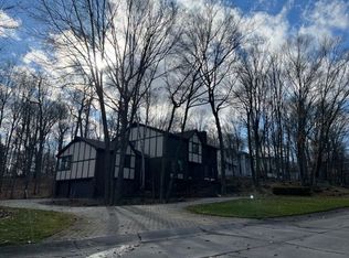 38531 Northfarm Dr, Northville, MI 48167