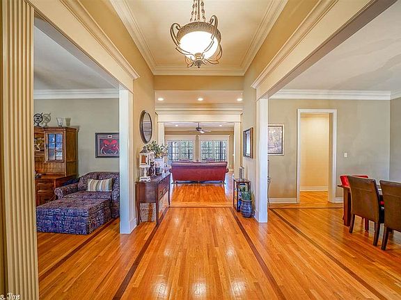 2nd image of 215 Oakshores Cir