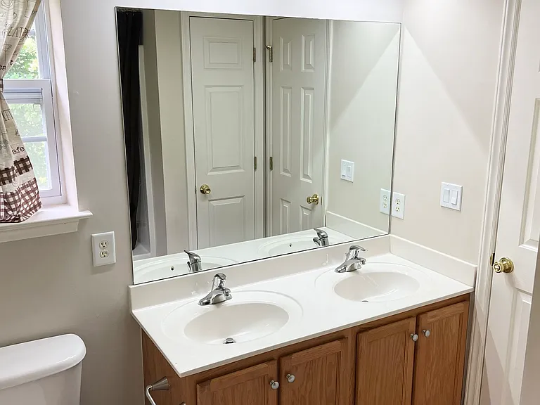Second Primary En-Suite Bathroom