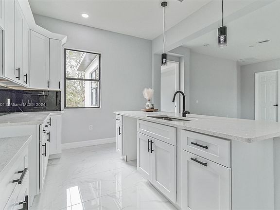 5th image of 639 Flamingo Ave S