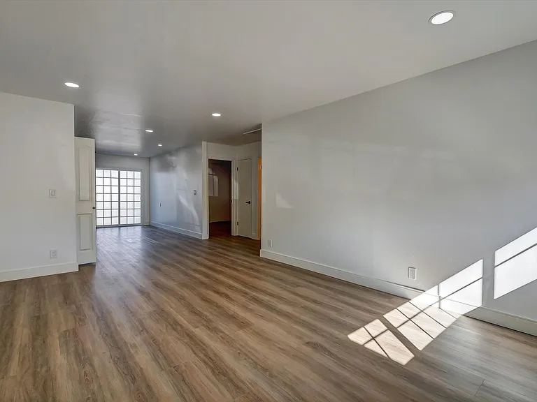 568 Simon St — Photo 2
