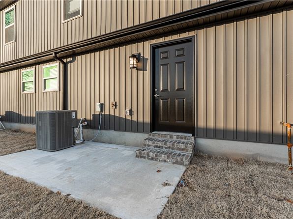 505 Arkansas St, Gentry, AR 72734