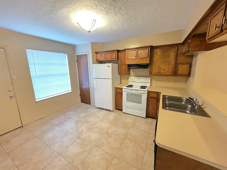1615 Hazelwood St #A — Photo 4