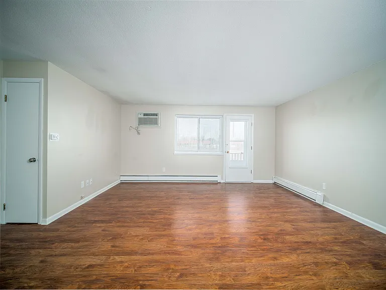 Holiday Meadows Apartments — Photo 9