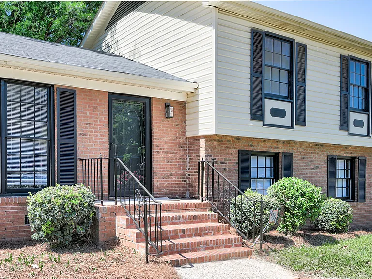 305 Red Roan Pl — Photo 3