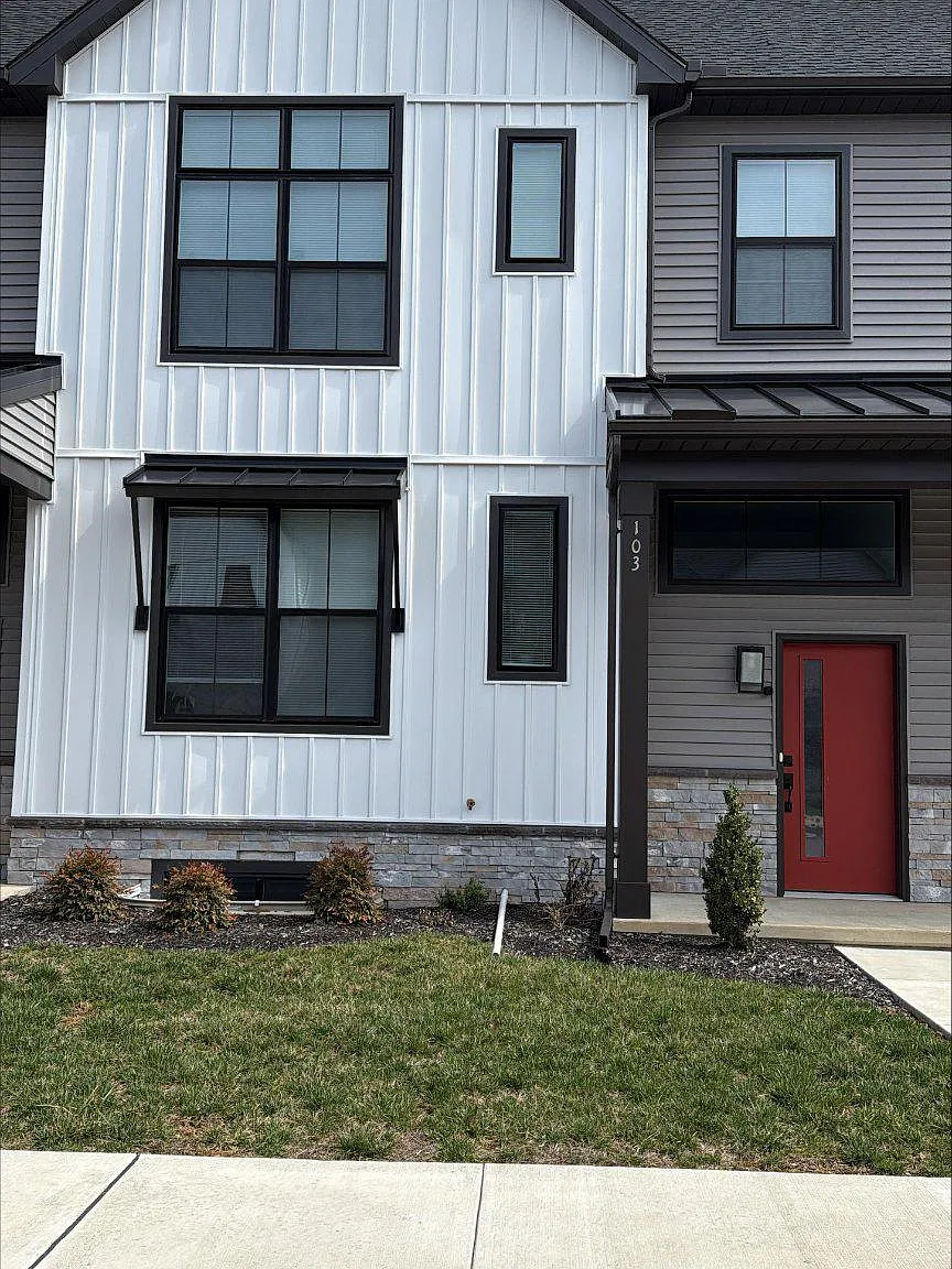 3 bed, 2.5 bath, 1856 sqft, $2,400 — Photo 1