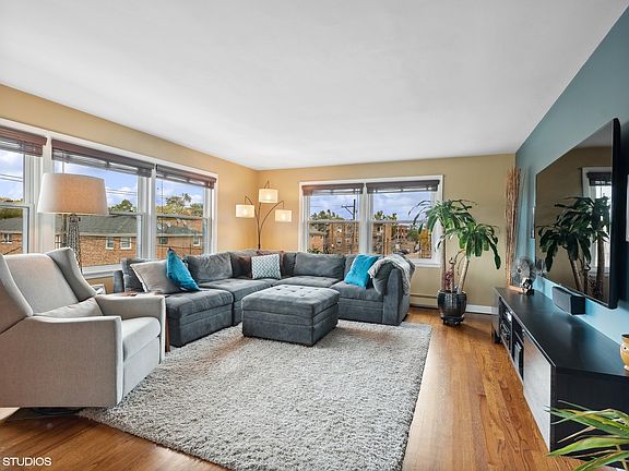 2nd image of 6817 N Ozark Ave APT 3B