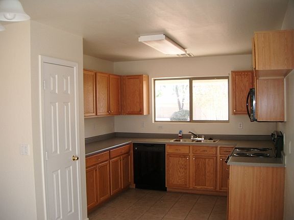 4th image of 2862 E Augusta Avenue