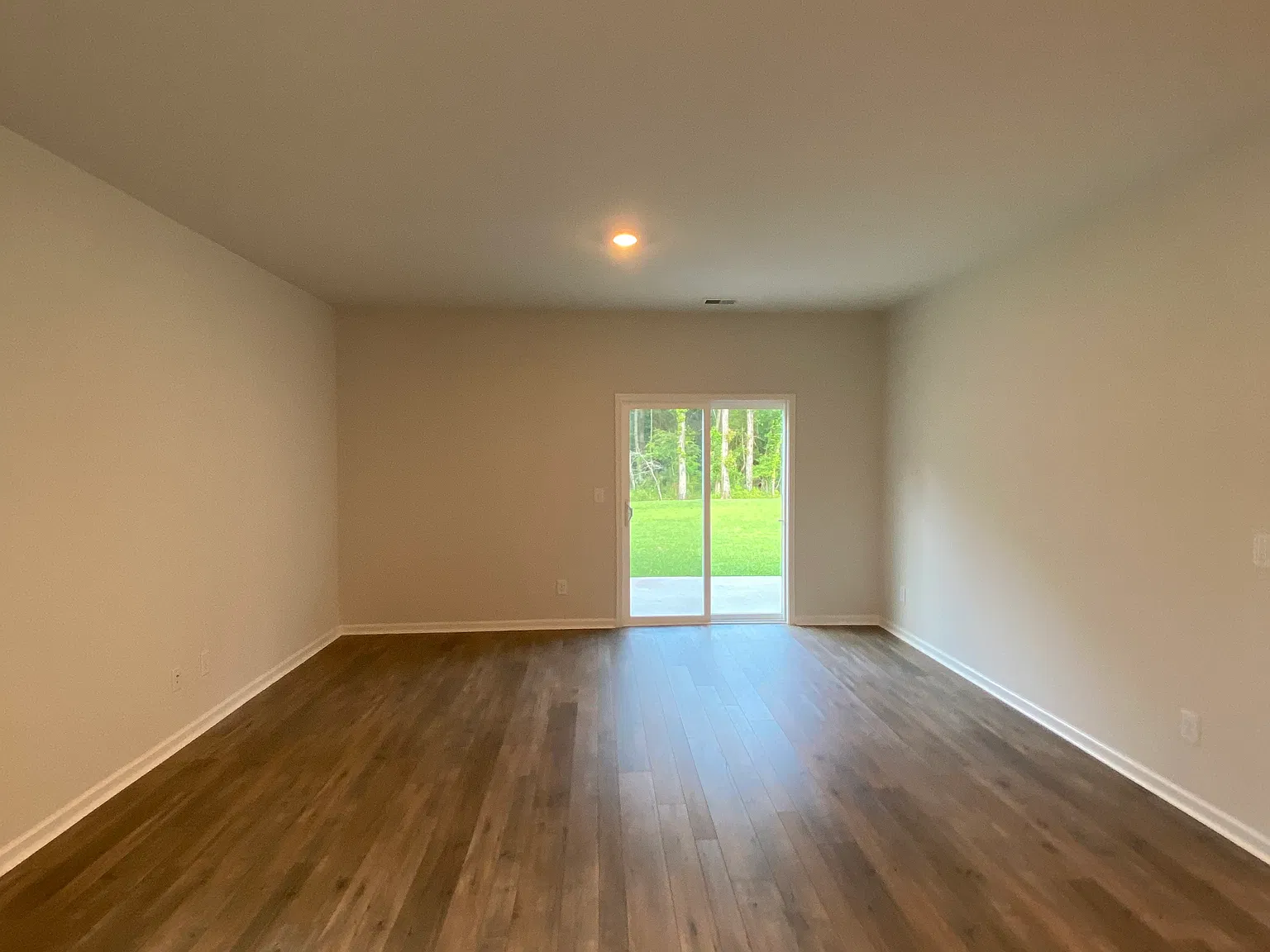 6 bed, 2500 sqft, $3,200 — Photo 2