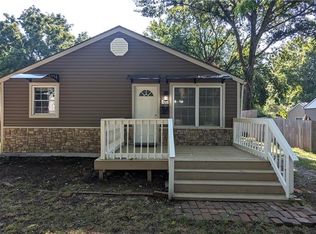 320 SW 10th St, Blue Springs, MO 64015