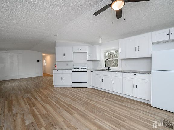 4th image of 448 Evergreen Rd