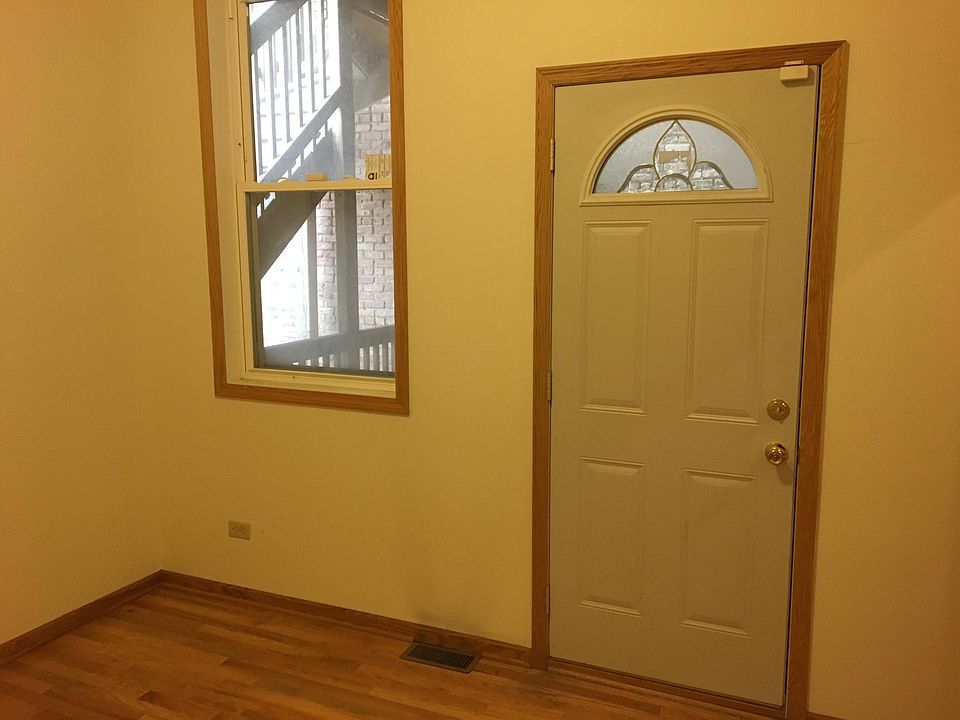 exit to rear balcony