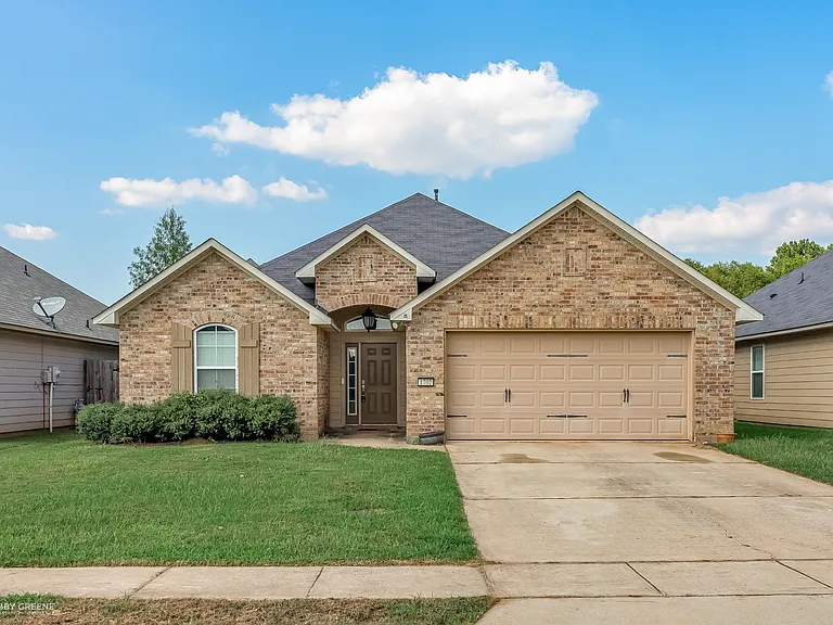 1702 Avondale Ct — Photo 1