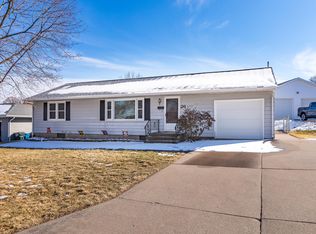 26 Geneva Dr, Muscatine, IA 52761