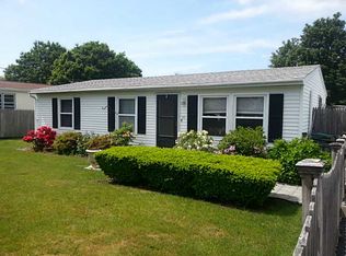 25 Massachusetts Ave, Middletown, RI 02842
