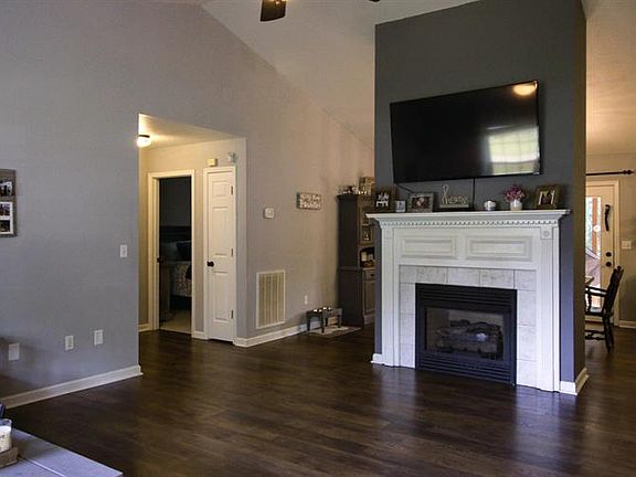 2nd image of 224 Carriage Dr