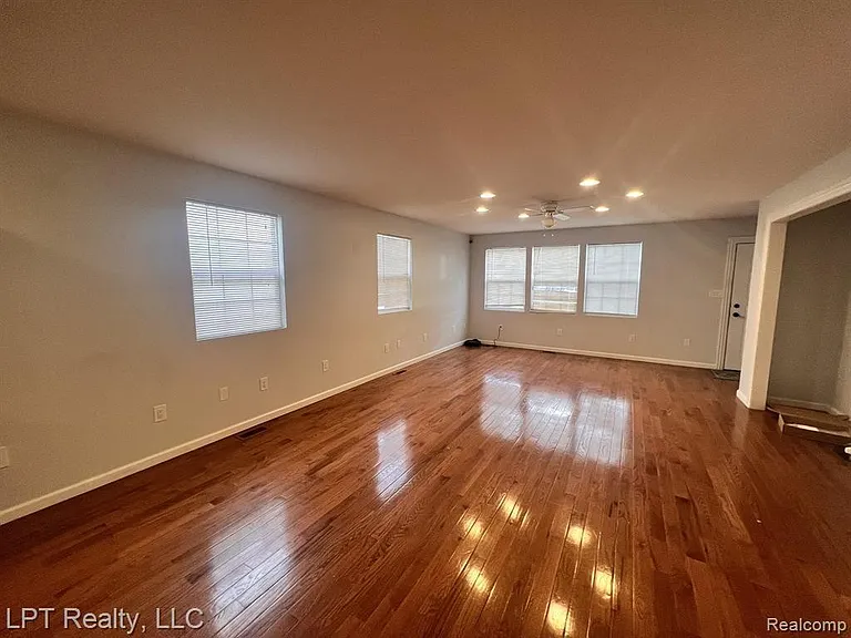 33 E Bernhard Ave — Photo 2