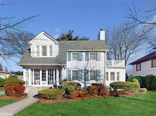 88-81 195th St, Hollis, NY 11423