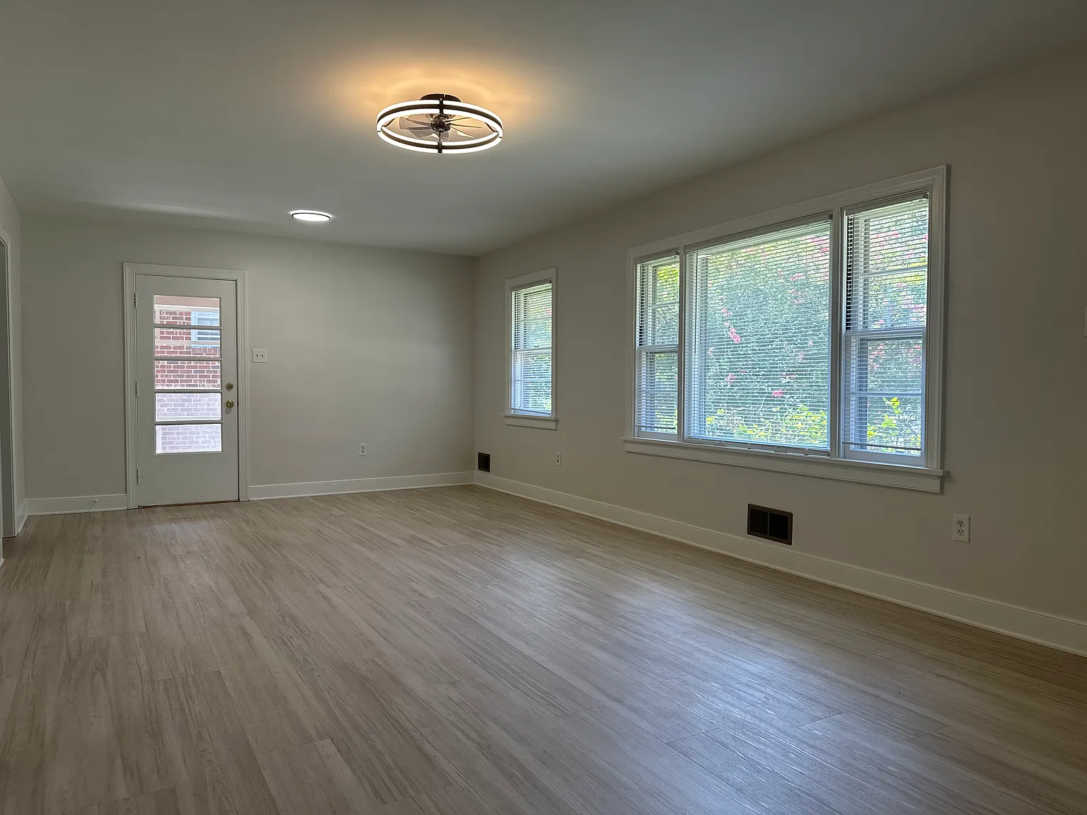 3 bed, 1269 sqft, $2,100 — Photo 2
