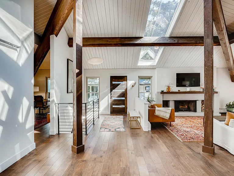 342 Hollyberry Ln — Photo 3