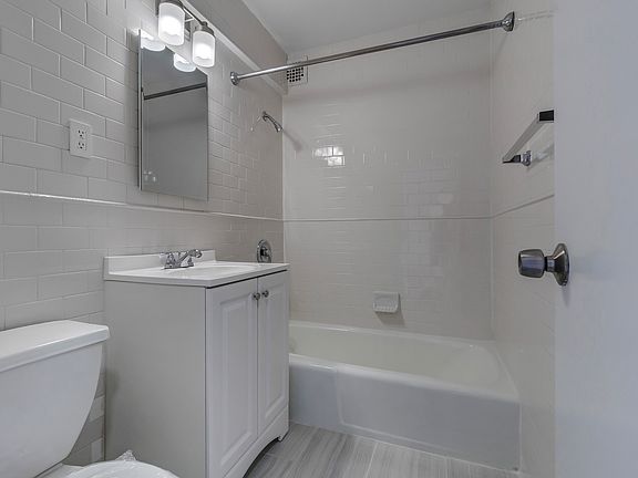 4th image of 200 E 33rd St APT 31B
