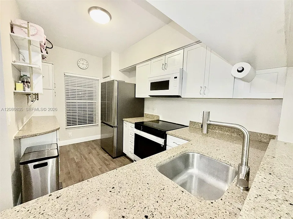 16 Key West Ct