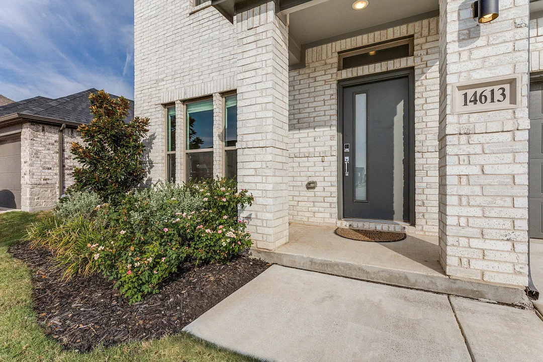 4 bed, 2426 sqft, $3,100 — Photo 3