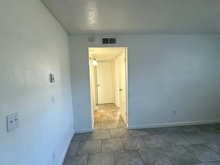 Las Brisas Apartments — Photo 25