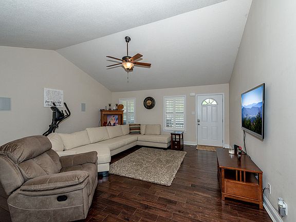 3rd image of 219 Pinecrest Cir