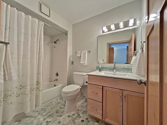4th image of 1425 W 28th St APT 306