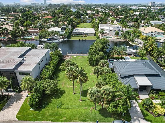 2nd image of 606 Palm Dr