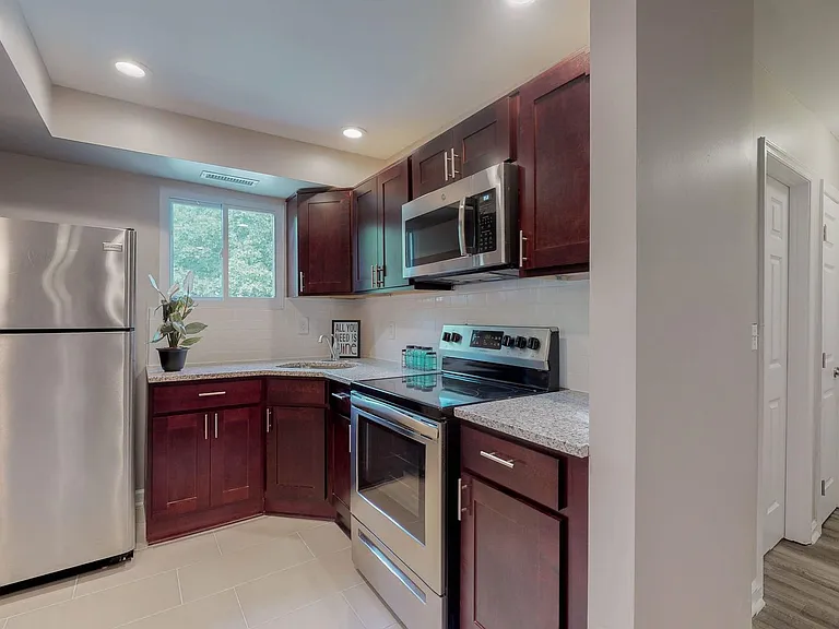 1403 Wentworth Ave — Photo 5