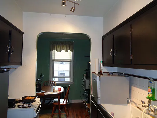 Rented by Zikos Realty Services | media 31