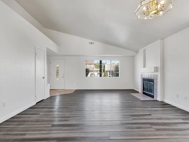 12145 Cobblestone Dr — Photo 6