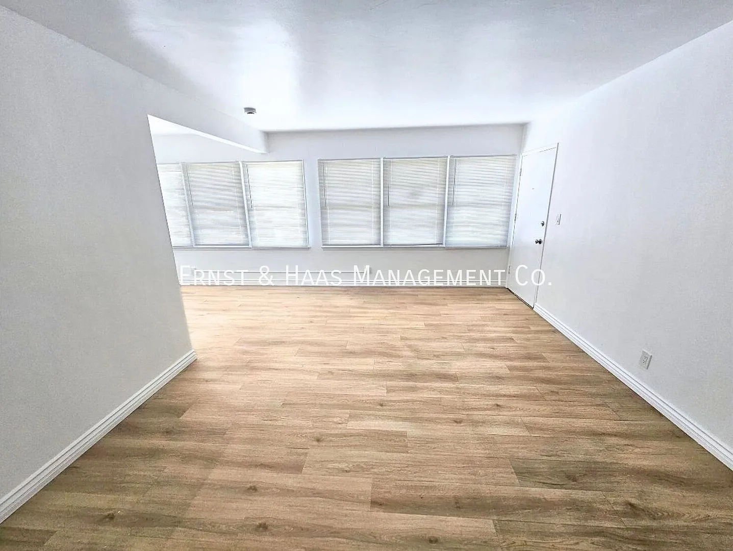 Charming Upgraded Apartment with Gated Access in a Prime Downtown Location! — Photo 4