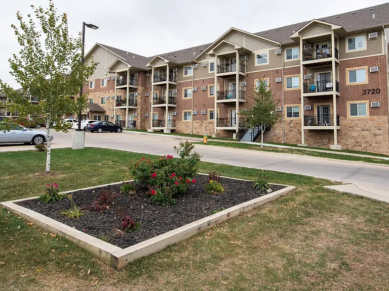 Hilltop Apartments — Photo 4
