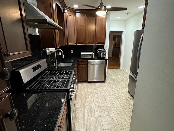5th image of 594 Davis Ave Floor 1