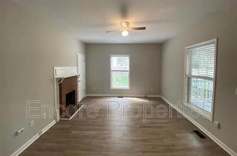 3 bed, 2.0 bath, 1204 sqft, $2,195 — Photo 3