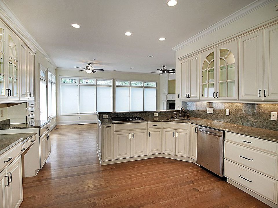 open kitchen/fam/fireplace