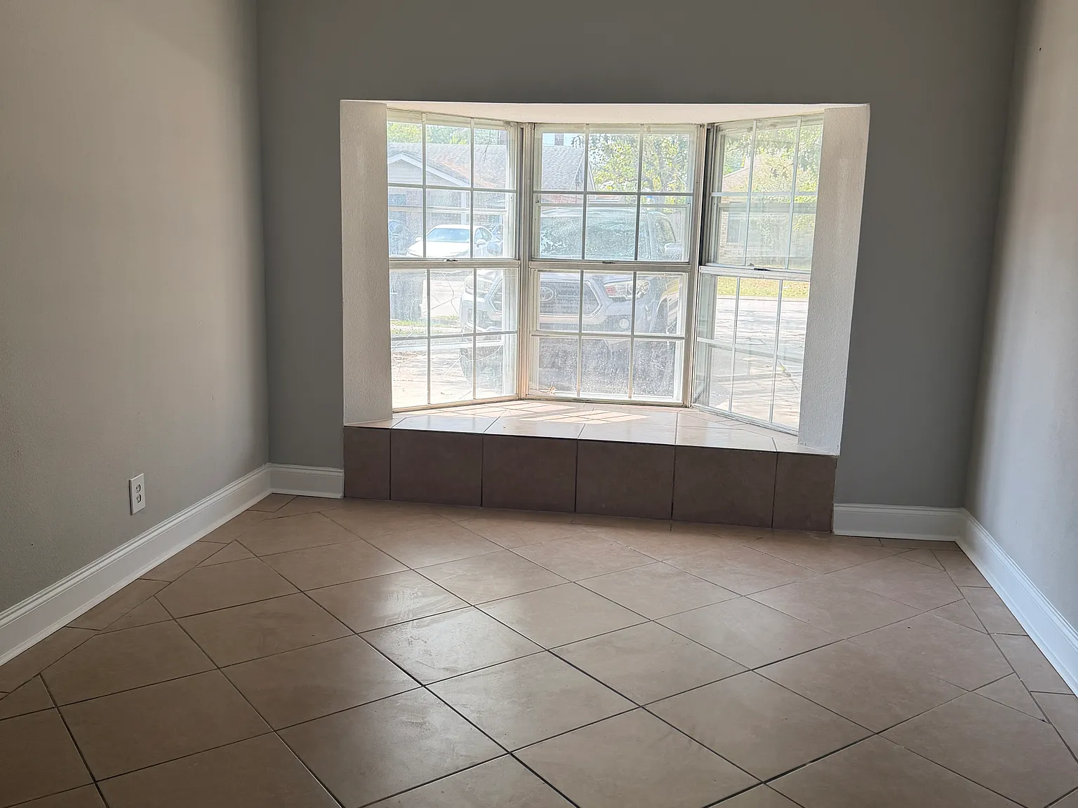 5 bed, 2050 sqft, $1,690 — Photo 4