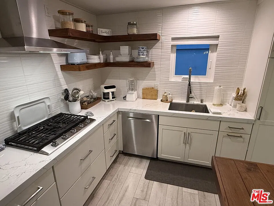 2 bed, 1.5 bath, 1007 sqft, $6,450 — Photo 3