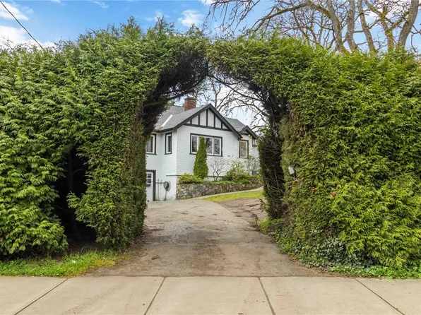 3438 Cook St, Saanich, BC V8X 1B1