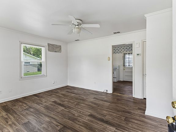 4th image of 910 W Clark Blvd