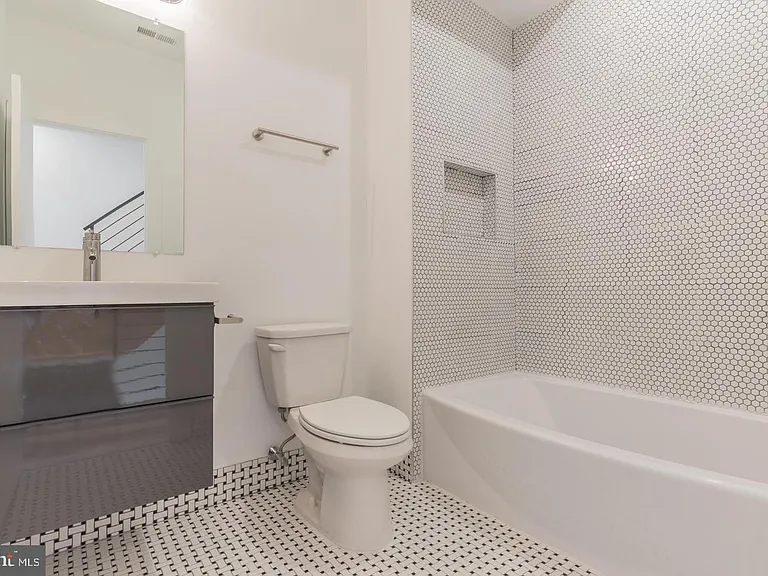 1335 S Bouvier St — Photo 22
