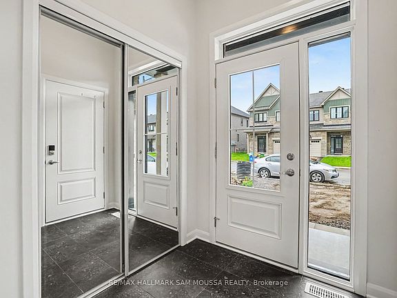 4th image of 886 Eileen Vollick Cres