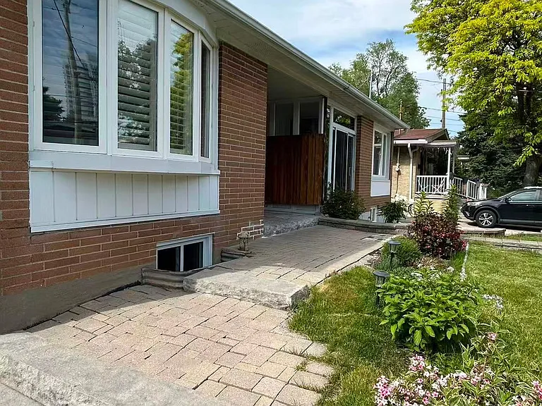 2 Lynedock Cres — Photo 3