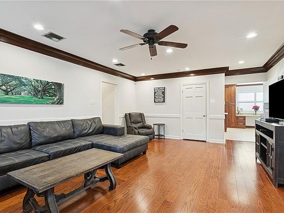 4th image of 3713 Scofield St