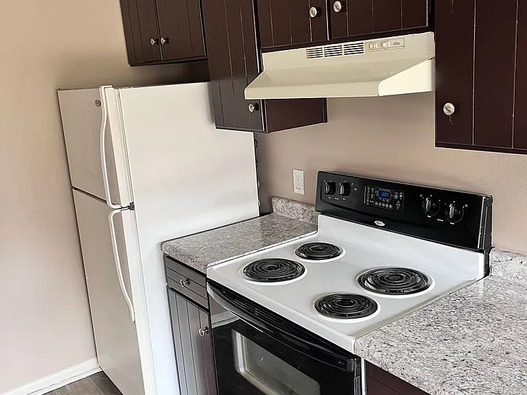 Bristol Square Apartments — Photo 60
