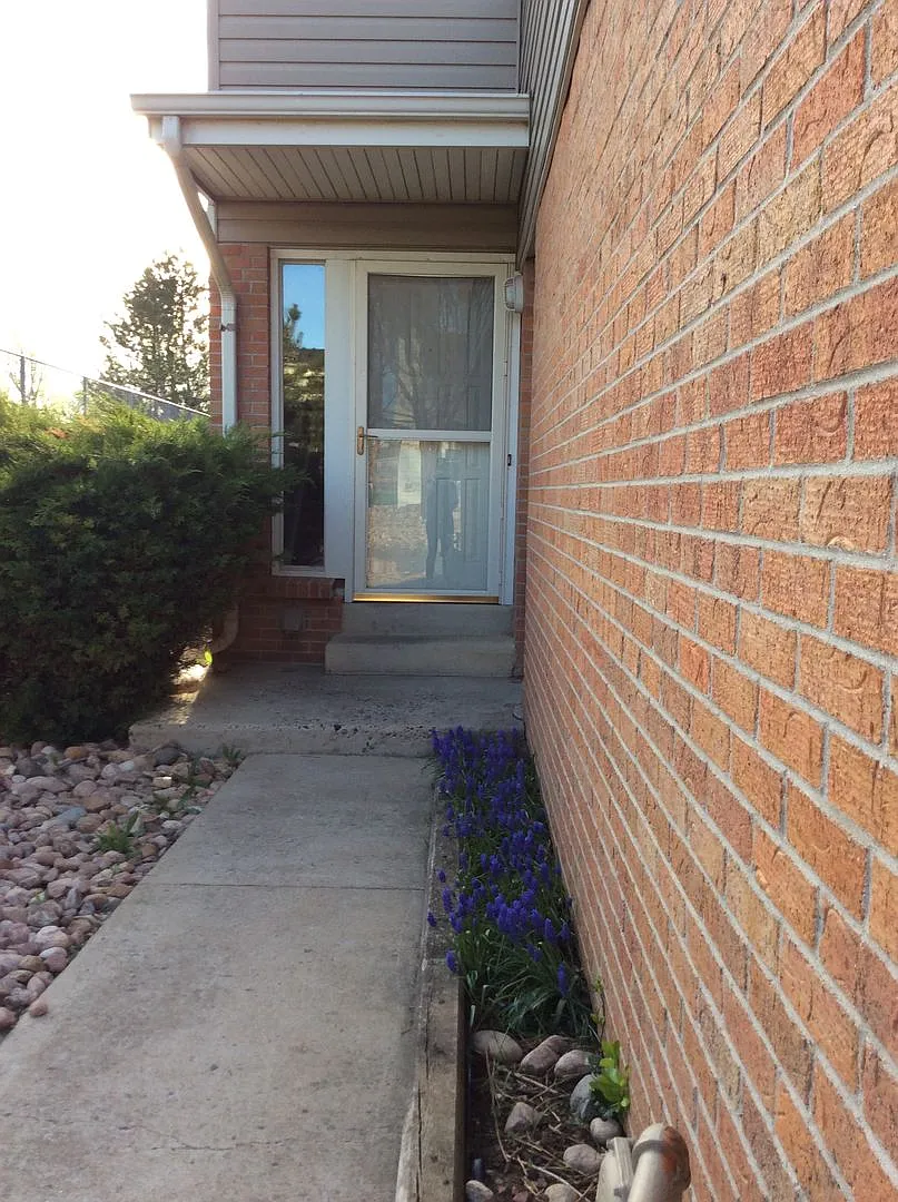 Building Photo - 1300 Vesta Cir